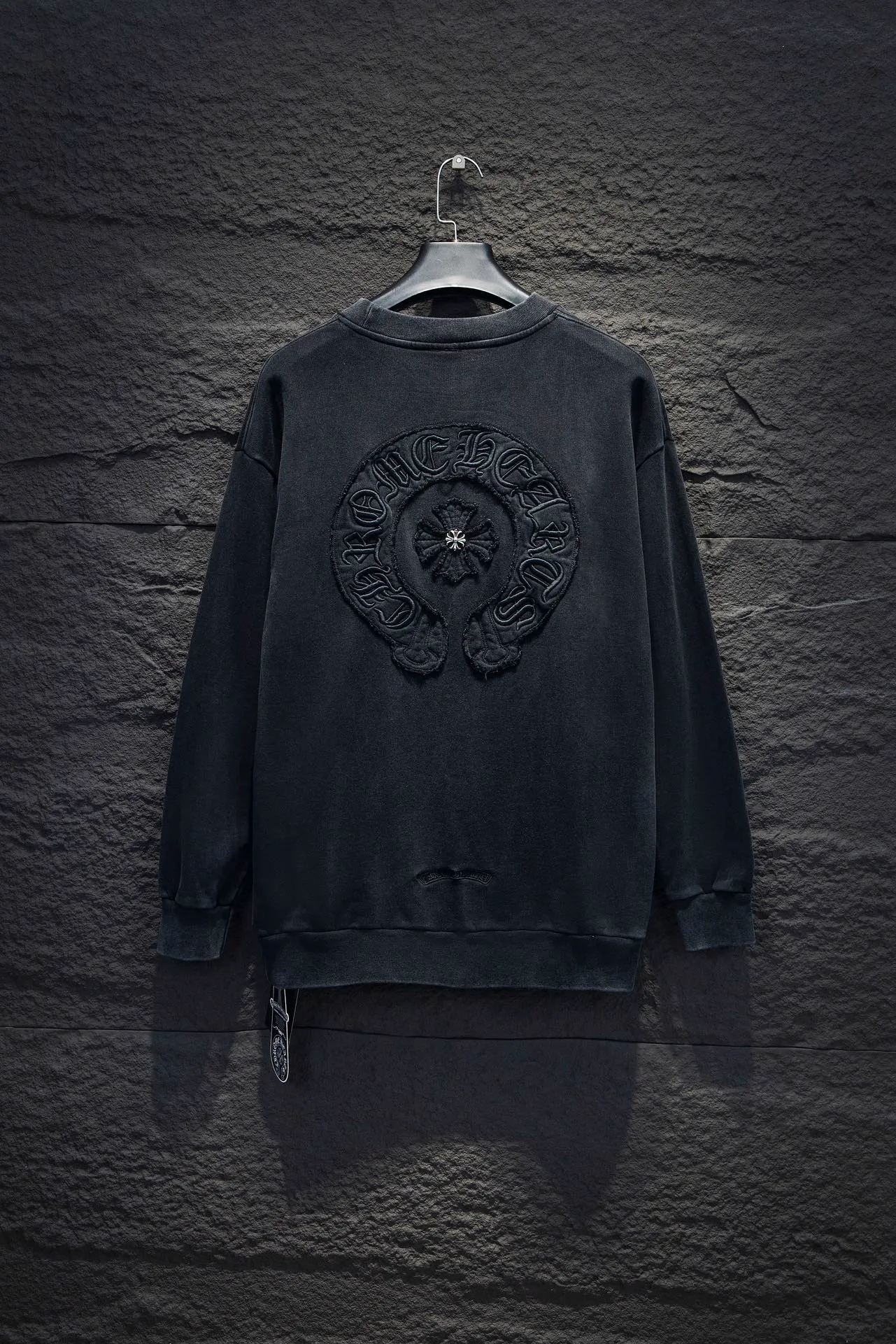 P260 🆕Chrome Hearts Home 420 grams, different from the market, texture is incomprehensible, os version is really charming, Chrome Home is also really unique, every new season's new product version is to the extreme, very practical, can be worn casually, nice✔️ - ⚠️100% cotton, using custom-dyed terry cotton sweatshirt surface, 420g double yarn, comfortable feel Made from imported knitting needle carded cotton, the thickness is moderate, drapey and contoured, making the upper body comfortable! ! It is very tolerant to fat body types and can instantly lose five pounds after wearing it!  Front panel #Back panel hardware elements# The English letters are arranged artistically. Imported Tajima high-density heavy-duty embroidery technology. The fonts are three-dimensional and full. The body is treated with washed and distressed elements, which greatly increases the interest of the clothing; unique visual effects.  Hem Loose closing Double-layer fabric Good closing effect Exquisite hemming Color: washed black, apricot Size: S-M-L-XL